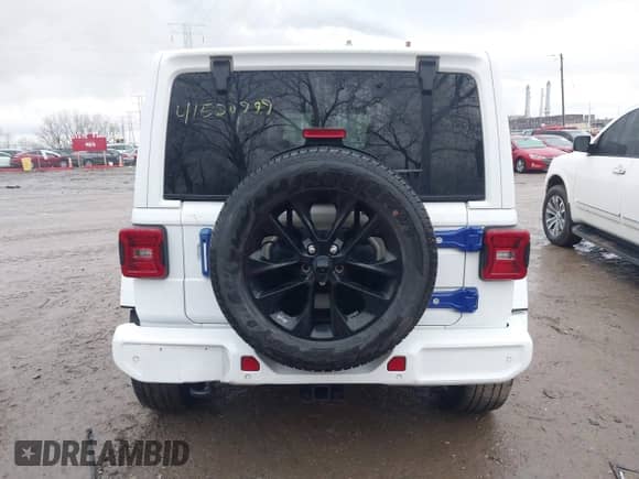 2021 Jeep Wrangler Unlimited Sahara Altitude z VIN 1C4HJXEN8MW534430, wystawiony jako IAAI lot #41520999 z przebiegiem 60 680 mil mil oraz . Historia ofert i sprzedaży dostępna na DreamBid. Obrazek 16.
