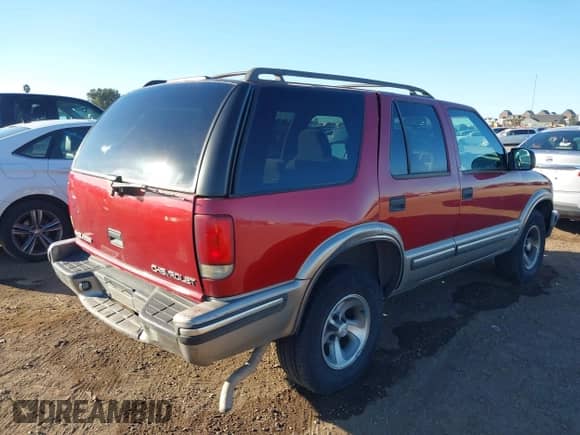 1999 Chevrolet Blazer LT with VIN 1GNCS13WXX2197052, listed as a IAAI auction lot 40851811 with 140,060 mi miles and . Bid and sale history available at DreamBid. Image 6.