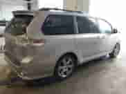 2013 Toyota Sienna SE с VIN 5TDXK3DC2DS321989, выставлен на аукционе IAAI как лот 42818628 с пробегом 181 182 миль миль и . История ставок и продаж доступна на DreamBid. Изображение 4.