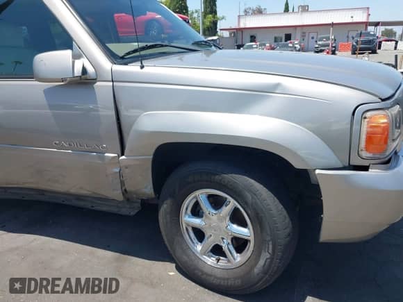 2000 Cadillac Escalade z VIN 1GYEK63RXYR217814, wystawiony jako IAAI lot #42528711 z przebiegiem 347 863 mil mil oraz . Historia ofert i sprzedaży dostępna na DreamBid. Obrazek 19.