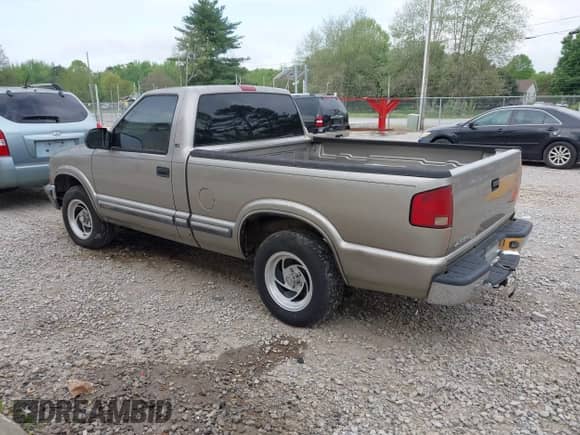 2000 Chevrolet S-10 with VIN 1GCCS1448YK122003, listed as a IAAI auction lot 42059702 with 238,279 mi miles and . Bid and sale history available at DreamBid. Image 3.