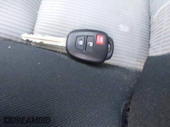 2016 Toyota Prius One z VIN JTDKDTB31G1119864, wystawiony jako IAAI lot #43270817 z przebiegiem 199 489 mil mil oraz . Historia ofert i sprzedaży dostępna na DreamBid. Obrazek 11.