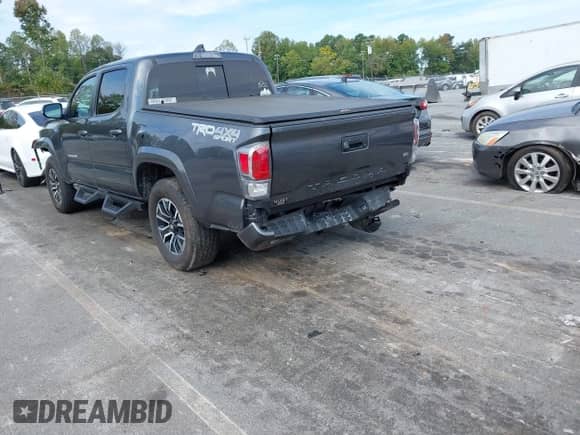 2023 Toyota Tacoma SR z VIN 3TMCZ5AN3PM613358, wystawiony jako IAAI lot #43211852 z przebiegiem 25 287 mil mil oraz . Historia ofert i sprzedaży dostępna na DreamBid. Obrazek 3.