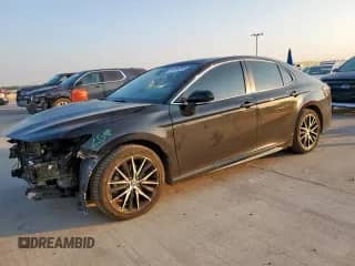 2023 Toyota Camry SE с VIN 4T1G11AKXPU798958, выставлен на аукционе Copart как лот 81294885 с пробегом 67 379 миль миль и Списание • Salvage title. История ставок и продаж доступна на DreamBid. Изображение 1.