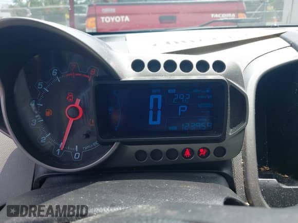 2016 Chevrolet Sonic LS z VIN 1G1JA6SHXG4177027, wystawiony jako IAAI lot #42797002 z przebiegiem 123 959 mil mil oraz . Historia ofert i sprzedaży dostępna na DreamBid. Obrazek 7.