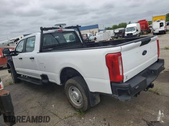 2023 Ford F-250 XL z VIN 1FT7W2BT2PEC63300, wystawiony jako Copart lot #57138195 z przebiegiem 31 934 mil mil oraz Szkoda całkowita • Salvage title. Historia ofert i sprzedaży dostępna na DreamBid. Obrazek 2.