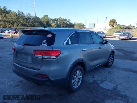 2016 Kia Sorento LX z VIN 5XYPG4A38GG185459, wystawiony jako IAAI lot #43474517 z przebiegiem 86 697 mil mil oraz . Historia ofert i sprzedaży dostępna na DreamBid. Obrazek 4.