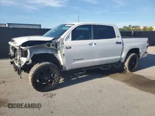 2017 Toyota Tundra SR5 z VIN 5TFEW5F18HX221740, wystawiony jako Copart lot #68771365 z przebiegiem 85 888 mil mil oraz Szkoda całkowita • Salvage title. Historia ofert i sprzedaży dostępna na DreamBid. Obrazek 1.