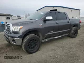2013 Toyota Tundra Limited z VIN 5TFHY5F17DX296575, wystawiony jako Copart lot #48935805 z przebiegiem 110 040 mil mil oraz Szkoda całkowita • Salvage title. Historia ofert i sprzedaży dostępna na DreamBid. Obrazek 1.