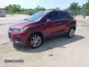 2017 Chevrolet Trax Premier z VIN 3GNCJRSB5HL148793, wystawiony jako IAAI lot #42405177 z przebiegiem 108 474 mil mil oraz . Historia ofert i sprzedaży dostępna na DreamBid. Obrazek 2.