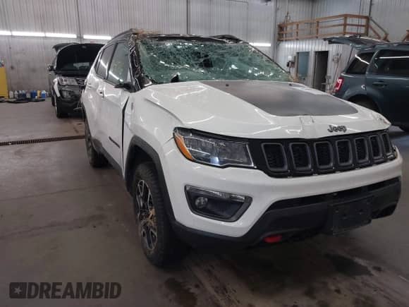 2019 Jeep Compass Trailhawk z VIN 3C4NJDDB5KT813801, wystawiony jako IAAI lot #43041716 z przebiegiem 84 418 mil mil oraz . Historia ofert i sprzedaży dostępna na DreamBid. Obrazek 1.