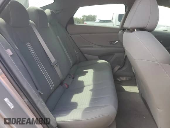 2024 Hyundai Elantra SEL z VIN KMHLM4DG2RU664396, wystawiony jako Copart lot #84992585 z przebiegiem 39 533 mil mil oraz Nie do naprawy • Non repairable. Historia ofert i sprzedaży dostępna na DreamBid. Obrazek 10.