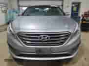 2017 Hyundai Sonata Sport z VIN 5NPE34AF4HH588331, wystawiony jako Copart lot #70566855 z przebiegiem Nie podano mil oraz Szkoda całkowita • Salvage title. Historia ofert i sprzedaży dostępna na DreamBid. Obrazek 5.