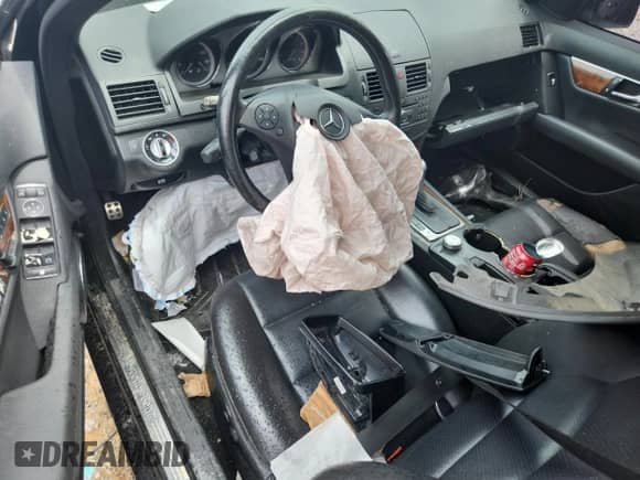 2011 Mercedes-Benz C 300 Sport z VIN WDDGF5EB8BR156487, wystawiony jako Copart lot #67489375 z przebiegiem 163 288 mil mil oraz Szkoda całkowita • Salvage title. Historia ofert i sprzedaży dostępna na DreamBid. Obrazek 8.