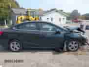 2018 Chevrolet Cruze LT z VIN 1G1BE5SM7J7197502, wystawiony jako IAAI lot #43222022 z przebiegiem 95 060 mil mil oraz . Historia ofert i sprzedaży dostępna na DreamBid. Obrazek 14.