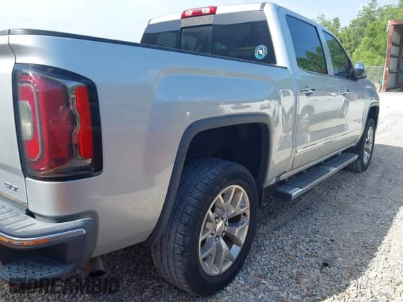 2018 GMC Sierra 1500 SLT z VIN 3GTU1NER7JG105439, wystawiony jako IAAI lot #42464862 z przebiegiem 167 209 mil mil oraz . Historia ofert i sprzedaży dostępna na DreamBid. Obrazek 6.