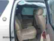 2010 Chevrolet Suburban LTZ z VIN 1GNUCKE07AR271316, wystawiony jako IAAI lot #42097289 z przebiegiem 109 626 mil mil oraz . Historia ofert i sprzedaży dostępna na DreamBid. Obrazek 8.