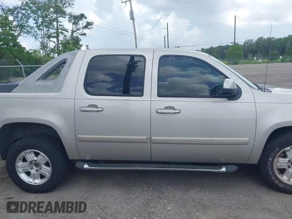 2009 Chevrolet Avalanche 2LT with VIN 3GNEC22099G122135, listed as a IAAI auction lot 42512478 with 253,747 mi miles and . Bid and sale history available at DreamBid. Image 13.