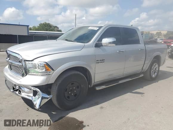2017 Ram 1500 Laramie z VIN 1C6RR6NG4HS847911, wystawiony jako Copart lot #55590875 z przebiegiem 102 602 mil mil oraz Szkoda całkowita • Salvage title. Historia ofert i sprzedaży dostępna na DreamBid. Obrazek 1.