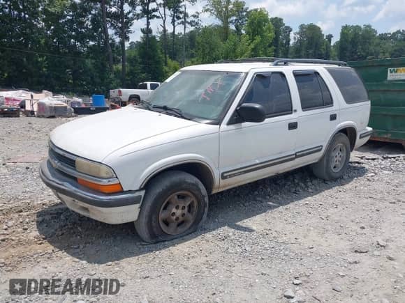 1999 Chevrolet Blazer LT z VIN 1GNDT13W3X2214016, wystawiony jako IAAI lot #42596328 z przebiegiem 179 837 mil mil oraz . Historia ofert i sprzedaży dostępna na DreamBid. Obrazek 2.