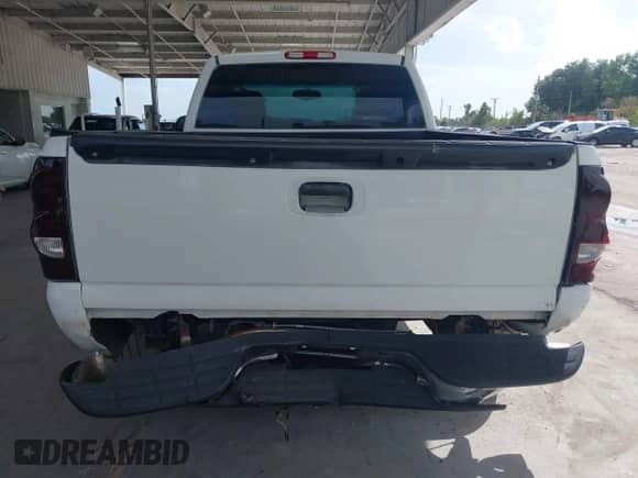 2005 Chevrolet Silverado 1500 Work Truck z VIN 1GCEC14XX5Z318107, wystawiony jako IAAI lot #43367766 z przebiegiem 104 186 mil mil oraz . Historia ofert i sprzedaży dostępna na DreamBid. Obrazek 16.