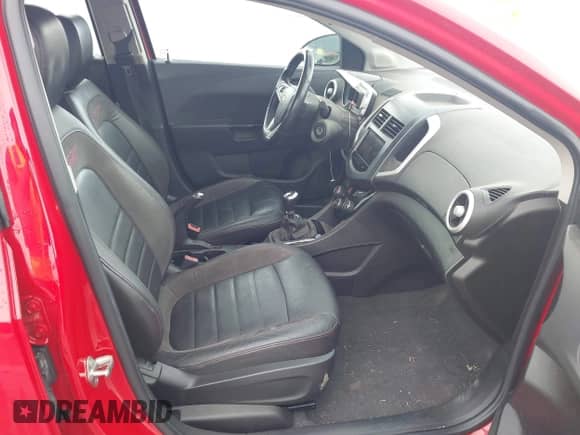 2013 Chevrolet Sonic RS z VIN 1G1JH6SB5D4158355, wystawiony jako IAAI lot #42234638 z przebiegiem 164 870 mil mil oraz . Historia ofert i sprzedaży dostępna na DreamBid. Obrazek 5.