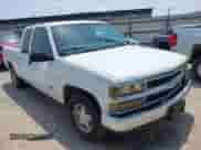 1998 Chevrolet Silverado 1500 z VIN 1GCEC19M7WE151745, wystawiony jako IAAI lot #42161857 z przebiegiem 203 640 mil mil oraz . Historia ofert i sprzedaży dostępna na DreamBid. Obrazek 1.