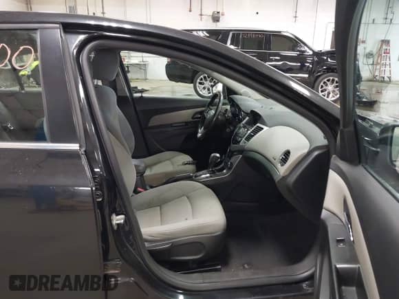 2013 Chevrolet Cruze 1LT z VIN 1G1PC5SB2D7316927, wystawiony jako IAAI lot #43012100 z przebiegiem 136 261 mil mil oraz . Historia ofert i sprzedaży dostępna na DreamBid. Obrazek 5.