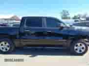 2019 Ram 1500 Big Horn z VIN 1C6SRFFTXKN668534, wystawiony jako IAAI lot #43486897 z przebiegiem 102 972 mil mil oraz . Historia ofert i sprzedaży dostępna na DreamBid. Obrazek 13.