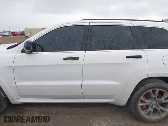 2015 Jeep Grand Cherokee SRT z VIN 1C4RJFDJ8FC951631, wystawiony jako IAAI lot #41277071 z przebiegiem 93 604 mil mil oraz . Historia ofert i sprzedaży dostępna na DreamBid. Obrazek 14.