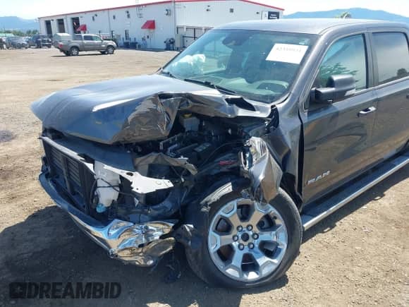 2022 Ram 1500 Big Horn z VIN 1C6SRFMT8NN481607, wystawiony jako IAAI lot #42359931 z przebiegiem 35 893 mil mil oraz . Historia ofert i sprzedaży dostępna na DreamBid. Obrazek 6.