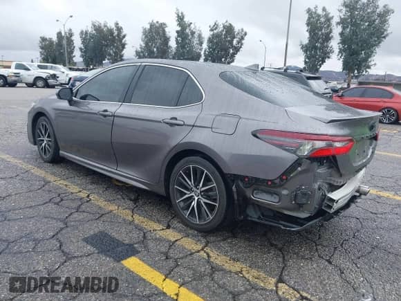 2021 Toyota Camry SE z VIN 4T1T11AK7MU616062, wystawiony jako IAAI lot #43426966 z przebiegiem 96 436 mil mil oraz . Historia ofert i sprzedaży dostępna na DreamBid. Obrazek 3.