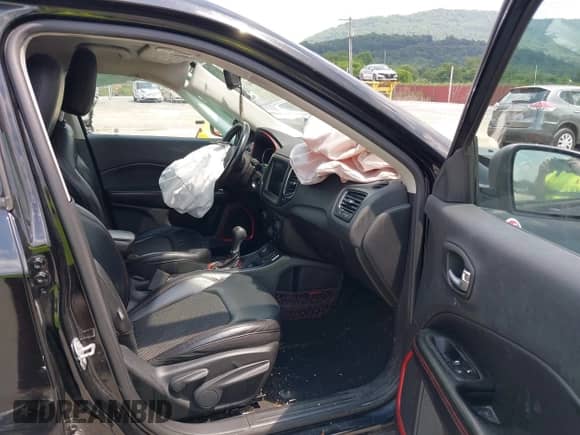 2018 Jeep Compass Trailhawk z VIN 3C4NJDDB1JT451464, wystawiony jako IAAI lot #42674943 z przebiegiem 114 704 mil mil oraz . Historia ofert i sprzedaży dostępna na DreamBid. Obrazek 5.