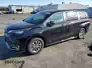 2021 Toyota Sienna XLE z VIN 5TDYRKEC0MS018024, wystawiony jako Copart lot #71196315 z przebiegiem Nie podano mil oraz Czysty tytuł • Clean title. Historia ofert i sprzedaży dostępna na DreamBid. Obrazek 1.
