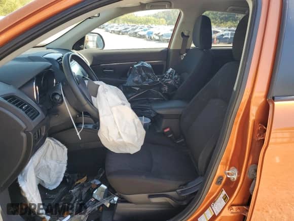 2021 Mitsubishi Outlander ES z VIN JA4ARUAU2MU008855, wystawiony jako Copart lot #84654645 z przebiegiem Nie podano mil oraz Szkoda całkowita • Salvage title. Historia ofert i sprzedaży dostępna na DreamBid. Obrazek 7.