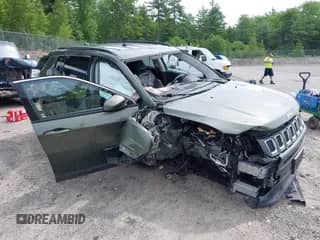 2019 Jeep Compass Latitude z VIN 3C4NJDBB8KT760370, wystawiony jako IAAI lot #42636577 z przebiegiem 53 691 mil mil oraz . Historia ofert i sprzedaży dostępna na DreamBid. Obrazek 1.