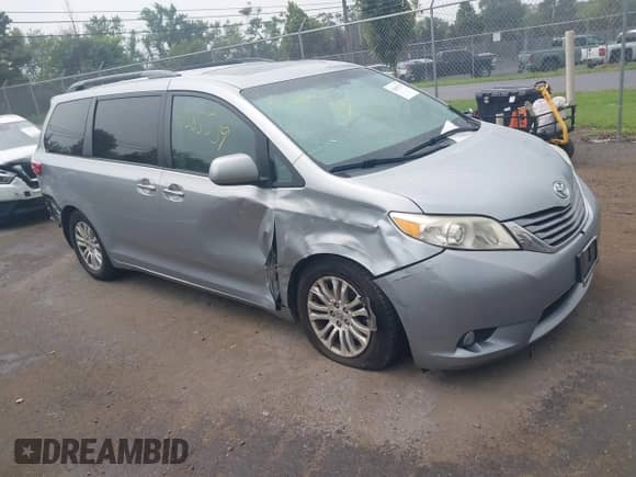 2015 Toyota Sienna XLE z VIN 5TDYK3DC8FS677001, wystawiony jako IAAI lot #42885539 z przebiegiem 135 217 mil mil oraz . Historia ofert i sprzedaży dostępna na DreamBid. Obrazek 1.