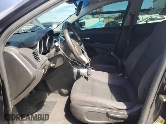 2014 Chevrolet Cruze 1LT z VIN 1G1PC5SB0E7267244, wystawiony jako Copart lot #68185745 z przebiegiem 136 502 mil mil oraz Szkoda całkowita • Salvage title. Historia ofert i sprzedaży dostępna na DreamBid. Obrazek 7.