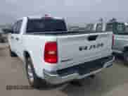 2025 Ram 1500 Big Horn z VIN 1C6RREFG1SN504598, wystawiony jako IAAI lot #42380514 z przebiegiem 7 657 mil mil oraz . Historia ofert i sprzedaży dostępna na DreamBid. Obrazek 3.