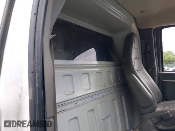 2019 Chevrolet Express Cargo z VIN 1GCWGBFG0K1195312, wystawiony jako IAAI lot #42314484 z przebiegiem Nie podano mil oraz . Historia ofert i sprzedaży dostępna na DreamBid. Obrazek 7.