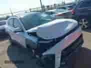 2024 Hyundai Kona Limited z VIN KM8HECA34RU165341, wystawiony jako IAAI lot #42957554 z przebiegiem 10 895 mil mil oraz . Historia ofert i sprzedaży dostępna na DreamBid. Obrazek 1.