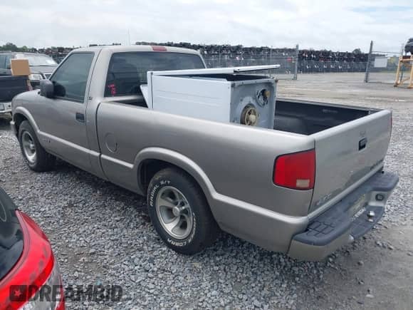 2001 Chevrolet S-10 z VIN 1GCCS14W31K159242, wystawiony jako IAAI lot #42456969 z przebiegiem Nie podano mil oraz . Historia ofert i sprzedaży dostępna na DreamBid. Obrazek 3.
