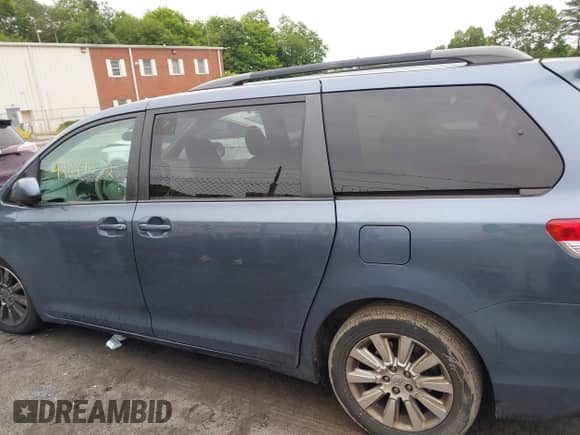 2014 Toyota Sienna LE z VIN 5TDJK3DC1ES082653, wystawiony jako IAAI lot #42594632 z przebiegiem 186 392 mil mil oraz . Historia ofert i sprzedaży dostępna na DreamBid. Obrazek 15.