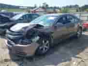 2011 Chevrolet Malibu 1LT z VIN 1G1ZC5E1XBF297493, wystawiony jako IAAI lot #43344103 z przebiegiem 200 532 mil mil oraz . Historia ofert i sprzedaży dostępna na DreamBid. Obrazek 2.