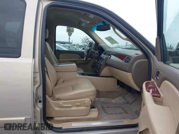 2009 Chevrolet Suburban 2LT z VIN 1GNFC26J19R203458, wystawiony jako IAAI lot #42472007 z przebiegiem 96 113 mil mil oraz . Historia ofert i sprzedaży dostępna na DreamBid. Obrazek 5.