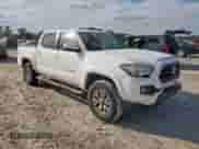 2018 Toyota Tacoma SR5 z VIN 5TFAZ5CN8JX067033, wystawiony jako Copart lot #84419105 z przebiegiem 140 066 mil mil oraz Szkoda całkowita • Salvage title. Historia ofert i sprzedaży dostępna na DreamBid. Obrazek 4.