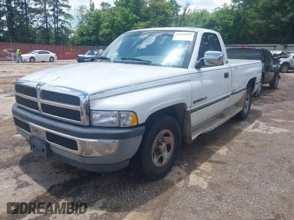 1994 Dodge 1500 z VIN 1B7HC16YXRS728049, wystawiony jako IAAI lot #42449949 z przebiegiem 132 493 mil mil oraz . Historia ofert i sprzedaży dostępna na DreamBid. Obrazek 2.