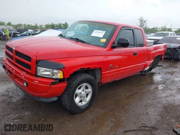1998 Dodge 1500 z VIN 1B7HF13Z5WJ148228, wystawiony jako IAAI lot #42230133 z przebiegiem 169 159 mil mil oraz . Historia ofert i sprzedaży dostępna na DreamBid. Obrazek 17.