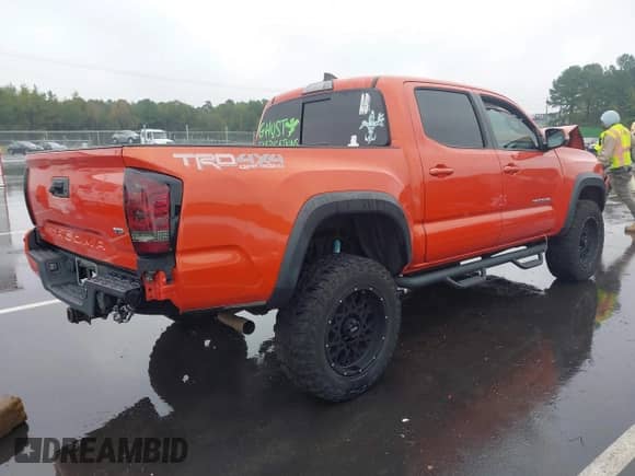 2017 Toyota Tacoma TRD Off Road z VIN 5TFCZ5AN3HX056866, wystawiony jako IAAI lot #43322918 z przebiegiem 125 733 mil mil oraz . Historia ofert i sprzedaży dostępna na DreamBid. Obrazek 4.