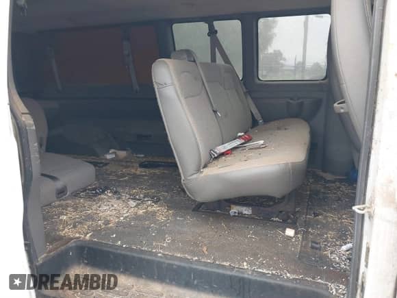 2011 Chevrolet Express Passenger 1LT z VIN 1GAZG1FG1B1104810, wystawiony jako IAAI lot #41902649 z przebiegiem 16 337 mil mil oraz . Historia ofert i sprzedaży dostępna na DreamBid. Obrazek 8.